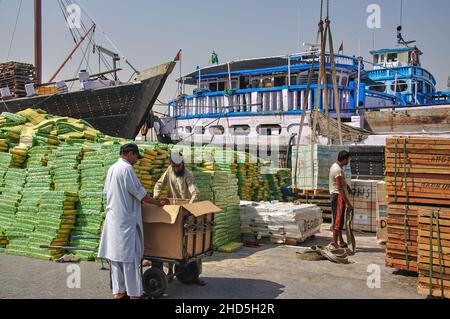 Verladen von Gütern auf Handel Dhow am Dubai Creek, Deira, Dubai, Vereinigte Arabische Emirate Stockfoto