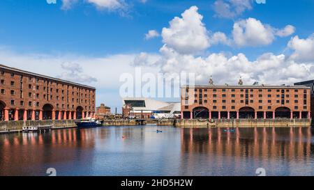 Panorama der Kanus auf dem hübschen Albert Dock vor der weltberühmten Skyline von Liverpool. Stockfoto