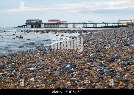 Cromer Pier über dem Kiesstrand. Stockfoto