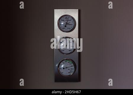 Rundbarometer, Thermometer, Hygrometer. Analoges Gerät zur Messung von Luftdruck, Luftfeuchtigkeit und Temperatur. Stockfoto