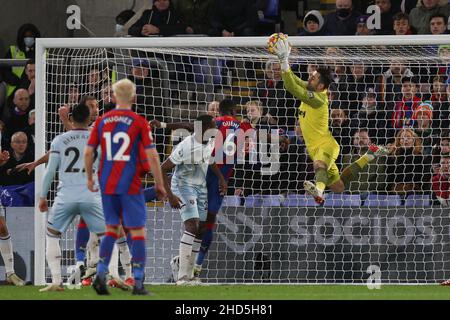 London, Großbritannien. 03rd Januar 2022. West Ham United Torhüter Łukasz Fabiański macht beim Premier League-Spiel zwischen Crystal Palace und West Ham United am 1. Januar 2022 im Selhurst Park, London, England, einen akrobatischen Fang. Foto von Ken Sparks. Nur zur redaktionellen Verwendung, Lizenz für kommerzielle Nutzung erforderlich. Keine Verwendung bei Wetten, Spielen oder Veröffentlichungen einzelner Clubs/Vereine/Spieler. Kredit: UK Sports Pics Ltd/Alamy Live Nachrichten Stockfoto