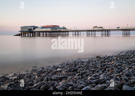 Cromer Pier über dem Kiesstrand. Stockfoto