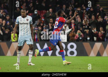 London, Großbritannien. 03rd Januar 2022. Odsonne Edouard von Crystal Palace feiert das Tor während des Premier League-Spiels zwischen Crystal Palace und West Ham United am 1. Januar 2022 im Selhurst Park, London, England. Foto von Ken Sparks. Nur zur redaktionellen Verwendung, Lizenz für kommerzielle Nutzung erforderlich. Keine Verwendung bei Wetten, Spielen oder Veröffentlichungen einzelner Clubs/Vereine/Spieler. Kredit: UK Sports Pics Ltd/Alamy Live Nachrichten Stockfoto