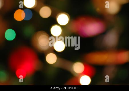 Schöner abstrakter Hintergrund von Weihnachtsbeleuchtung auf Weihnachtsbaum, Nahaufnahme Stockfoto