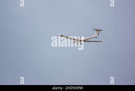 1984 Grob G-109B C/N 6314 bei Landeanflug. Ein flachfliegender, zweisitziger selbststartender Motorsegler, der in einem blauen Himmel fliegt Stockfoto