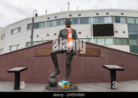 Eine Statue der Blackpool FC Legende Jimmy Armfield in einem orange-weißen Schal. Stockfoto