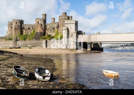 Boote vor dem Conwy Castle. Stockfoto