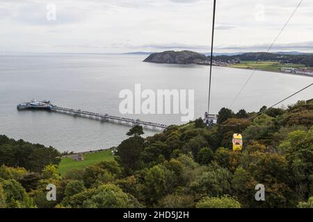 Seilbahnen fahren über die große Orme. Stockfoto