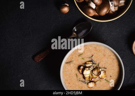 Pilzsahnesuppe in Keramikschale, Draufsicht Stockfoto