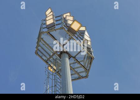 LED-Leuchte auf einem Mast gegen den blauen Himmel Stockfoto