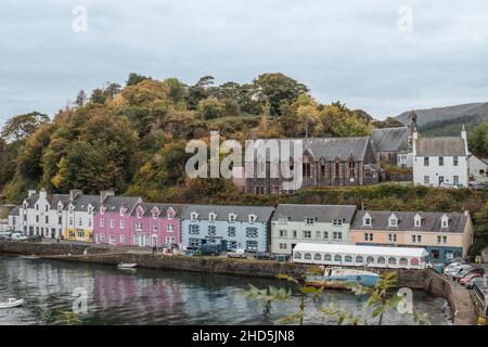 Portree, Schottland - Oktober 2021: Blick auf die Hauptstadt auf der Isle of Skye im Herbst mit den berühmten farbigen Gebäuden Stockfoto