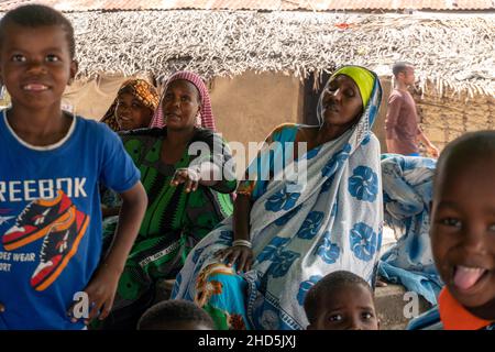 Pemba Island, Sansibar, Tansania - Januar 2020 : Junge fröhliche afrikanische Kinder in einem abgelegenen Dorf in der Nähe ihres einfachen Armenheims. Stockfoto