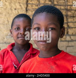 Pemba Island, Sansibar, Tansania - Januar 2020 : Junge fröhliche afrikanische Kinder in einem abgelegenen Dorf in der Nähe ihres einfachen Armenheims. Stockfoto