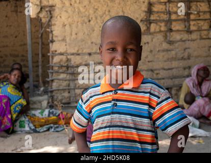 Pemba Island, Sansibar, Tansania - Januar 2020 : Junge fröhliche afrikanische Kinder in einem abgelegenen Dorf in der Nähe ihres einfachen Armenheims. Stockfoto