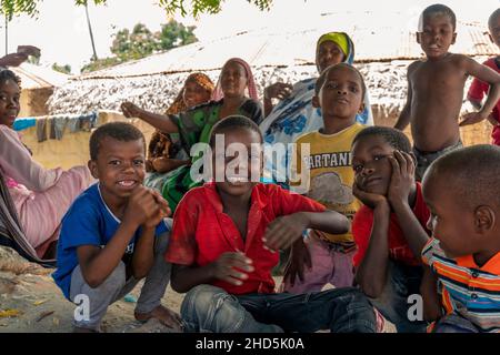 Pemba Island, Sansibar, Tansania - Januar 2020 : Junge fröhliche afrikanische Kinder in einem abgelegenen Dorf in der Nähe ihres einfachen Armenheims. Stockfoto