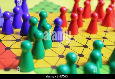 Nahaufnahme des Spielbretts mit Hexagramm, bunten Strategiespielen sternhalma oder chinesischen Spielsteinen Stockfoto