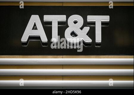 New York, USA. 03rd Januar 2022. Ansicht eines LOGOS EINES AT&T Wireless-Einzelhandelsgeschäften an der 34th Street in New York, NY, 3. Januar 2022. Die Mobilfunkdienste AT&T Inc. Und Verizon haben beschlossen, dem Antrag der Federal Aviation Administration und des Transportministeriums, den neuen Dienst 5G zu verschieben, nicht zu folgen, da er die Elektronik von Flugzeugen beeinträchtigen könnte; Während die Fluggesellschaften sagten, sie könnten eine Pause auf den 5G in der Nähe von Flughäfen anbieten, prognostiziert die Fluggesellschaft Flugstörungen und Verspätungen, wenn sie dies nicht tun. (Foto von Anthony Behar/Sipa USA) Quelle: SIPA USA/Alamy Live News Stockfoto