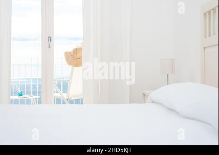 Helles Hotelzimmer mit Meerblick Stockfoto