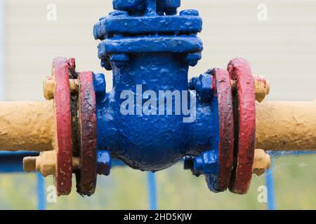 Gas-Flanschventil mit Rohr in der Natur. Stockfoto