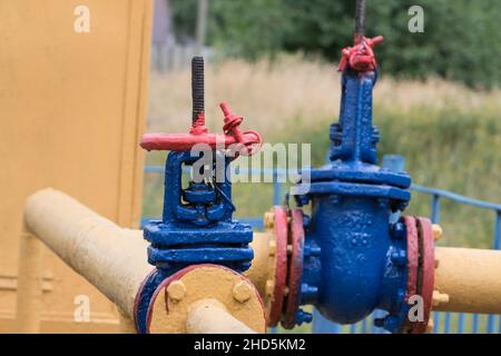 Gas-Flanschventil mit Rohr in der Natur. Stockfoto