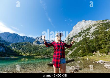 Ein Reisender mit Virtual-Reality-Brille. Das Konzept des virtuellen Reisens um die Welt. Im Hintergrund Schloss Neuschwanstein. Technologie der Zukunft Stockfoto