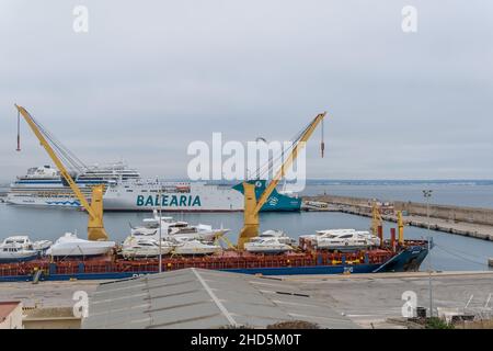 Palma de Mallorca, Spanien; januar 02 2022: Allgemeine Luftaufnahme des Hafens von Palma de Mallorca, mit einem Schiff der Balearia-Gesellschaft vertäut und einem Boot Stockfoto