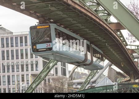 Wuppertal die Schwebebahn – das Wahrzeichen Wuppertals – fährt auf einer 13 km langen Strecke durch die Stadt. Stockfoto