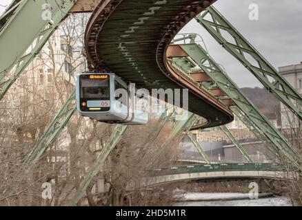 Wuppertal die Schwebebahn – das Wahrzeichen Wuppertals – fährt auf einer 13 km langen Strecke durch die Stadt. Stockfoto