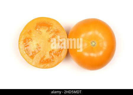 Gelbe Tomate auf weiß isoliert. Hochauflösendes Foto. Volle Schärfentiefe. Stockfoto