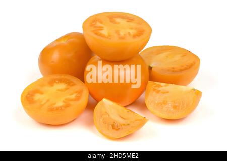 Gelbe Tomate auf weiß isoliert. Hochauflösendes Foto. Volle Schärfentiefe. Stockfoto