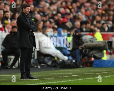 BRENTFORD, ENGLAND - 02. JANUAR: Aston Villa Head Coach Steven Gerrard während des Premier League-Spiels zwischen Brentford und Aston Villa im Brentford Community Stadium am 2. Januar 2022 in Brentford, England. (Foto von Ben Peters/MB Media) Stockfoto