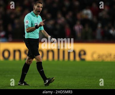 BRENTFORD, ENGLAND - 02. JANUAR: Schiedsrichter Craig Pawson während des Premier League-Spiels zwischen Brentford und Aston Villa im Brentford Community Stadium am 2. Januar 2022 in Brentford, England. (Foto von Ben Peters/MB Media) Stockfoto