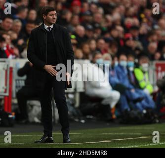 BRENTFORD, ENGLAND - 02. JANUAR: Aston Villa Head Coach Steven Gerrard während des Premier League-Spiels zwischen Brentford und Aston Villa im Brentford Community Stadium am 2. Januar 2022 in Brentford, England. (Foto von Ben Peters/MB Media) Stockfoto