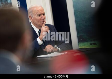 Washington, USA. 03rd Januar 2021. Der Präsident der Vereinigten Staaten, Joe Biden, trifft sich virtuell mit Landwirten und Viehzüchtern, um im South Court Auditorium im White House Complex in Washington, DC, über die Arbeit seiner Regierung zur Förderung des Wettbewerbs und zur Senkung der Preise in der fleischverarbeitenden Industrie zu sprechen, 3. Januar 2022. Foto von Chris Kleponis/Pool/Sipa USA Credit: SIPA USA/Alamy Live News Stockfoto