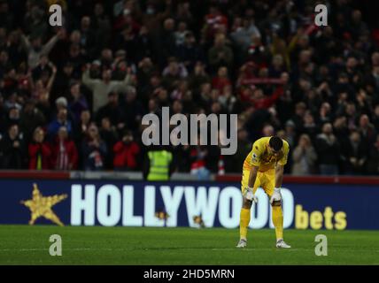 BRENTFORD, ENGLAND - 02. JANUAR: Aston Villa Torwart Emiliano Martínez wird nach dem Premier League Spiel zwischen Brentford und Aston Villa im Brentford Community Stadium am 2. Januar 2022 in Brentford, England, niedergeschlagen. (Foto von Ben Peters/MB Media) Stockfoto