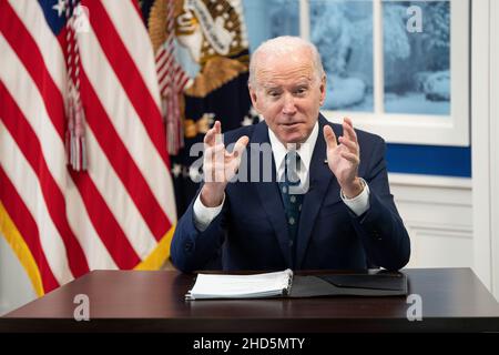 Washington, USA. 03rd Januar 2021. Der Präsident der Vereinigten Staaten, Joe Biden, trifft sich virtuell mit Landwirten und Viehzüchtern, um im South Court Auditorium im White House Complex in Washington, DC, über die Arbeit seiner Regierung zur Förderung des Wettbewerbs und zur Senkung der Preise in der fleischverarbeitenden Industrie zu sprechen, 3. Januar 2022. Foto von Chris Kleponis/Pool/Sipa USA Credit: SIPA USA/Alamy Live News Stockfoto