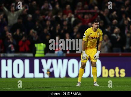 BRENTFORD, ENGLAND - 02. JANUAR: Aston Villa Torwart Emiliano Martínez zeigt sich nach dem Premier League Spiel zwischen Brentford und Aston Villa am 2. Januar 2022 im Brentford Community Stadium in Brentford, England, dejection. (Foto von Ben Peters/MB Media) Stockfoto