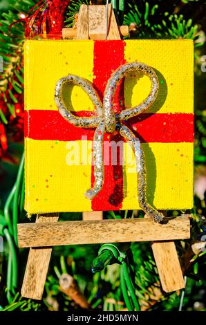 Am 24. Dezember 2021 hängt auf Dauphin Island, Alabama, ein selbstgemachter Weihnachtsschmuck an einem Weihnachtsbaum. Stockfoto