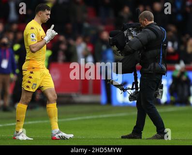 BRENTFORD, ENGLAND - 02. JANUAR: Aston Villa Torwart Emiliano Martínez betet vor der Kamera vor dem Premier League Spiel zwischen Brentford und Aston Villa im Brentford Community Stadium am 2. Januar 2022 in Brentford, England. (Foto von Ben Peters/MB Media) Stockfoto