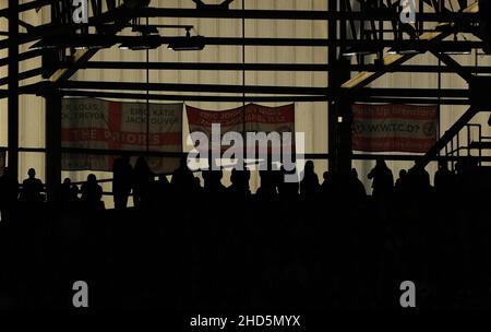 BRENTFORD, ENGLAND - 02. JANUAR: Eine allgemeine Ansicht der versilbten Brentford-Fans und Flaggen während des Premier League-Spiels zwischen Brentford und Aston Villa im Brentford Community Stadium am 2. Januar 2022 in Brentford, England. (Foto von Ben Peters/MB Media) Stockfoto