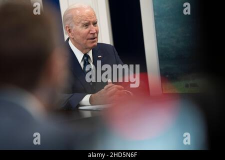Washington, USA. 03rd Januar 2021. Der Präsident der Vereinigten Staaten, Joe Biden, trifft sich virtuell mit Landwirten und Viehzüchtern, um im South Court Auditorium im White House Complex in Washington, DC, über die Arbeit seiner Regierung zur Förderung des Wettbewerbs und zur Senkung der Preise in der fleischverarbeitenden Industrie zu sprechen, 3. Januar 2022. Foto von Chris Kleponis/Pool/Sipa USA Credit: SIPA USA/Alamy Live News Stockfoto