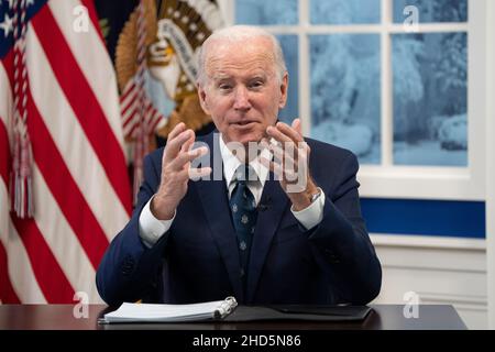 Washington, USA. 03rd Januar 2021. Der Präsident der Vereinigten Staaten, Joe Biden, trifft sich virtuell mit Landwirten und Viehzüchtern, um im South Court Auditorium im White House Complex in Washington, DC, über die Arbeit seiner Regierung zur Förderung des Wettbewerbs und zur Senkung der Preise in der fleischverarbeitenden Industrie zu sprechen, 3. Januar 2022. Foto von Chris Kleponis/Pool/Sipa USA Credit: SIPA USA/Alamy Live News Stockfoto