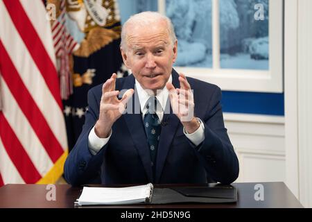 Washington, USA. 03rd Januar 2021. Der Präsident der Vereinigten Staaten, Joe Biden, trifft sich virtuell mit Landwirten und Viehzüchtern, um im South Court Auditorium im White House Complex in Washington, DC, über die Arbeit seiner Regierung zur Förderung des Wettbewerbs und zur Senkung der Preise in der fleischverarbeitenden Industrie zu sprechen, 3. Januar 2022. Foto von Chris Kleponis/Pool/Sipa USA Credit: SIPA USA/Alamy Live News Stockfoto