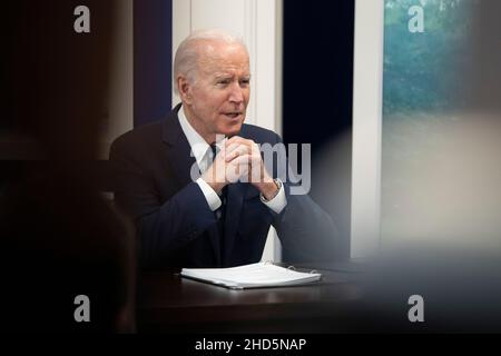 Washington, USA. 03rd Januar 2021. Der Präsident der Vereinigten Staaten, Joe Biden, trifft sich virtuell mit Landwirten und Viehzüchtern, um im South Court Auditorium im White House Complex in Washington, DC, über die Arbeit seiner Regierung zur Förderung des Wettbewerbs und zur Senkung der Preise in der fleischverarbeitenden Industrie zu sprechen, 3. Januar 2022. Foto von Chris Kleponis/Pool/Sipa USA Credit: SIPA USA/Alamy Live News Stockfoto
