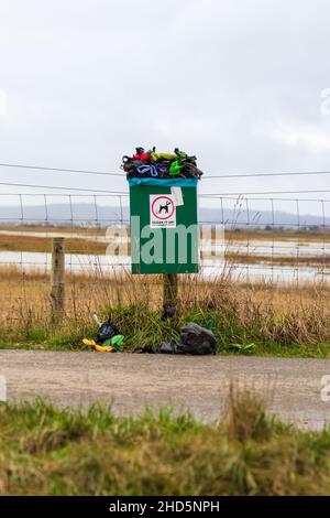 Überfließende Mülleimer für Hunde, Mülleimer für Hunde, Naturschutzgebiet, Roggen, großbritannien Stockfoto