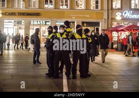 München, Bayern, Deutschland. 3rd Januar 2022. Beim Versuch, die Polizei zu umgehen, begannen bekannte Coronarebels, darunter eine Gruppe von „Resurfacing Junge Alternative/Identitaere Bewegung/Burschenschaften“ unter der Leitung von David S., ihre Spaziergänge in der Fußgängerzone von München. Trotz Tricks wie dem Vorgeben, als ob sie beim Einkaufen wären, komplett mit Taschen von lokalen Unternehmen, kennt die Polizei die Taktik und die Stammgäste und zerbricht Gruppen, die nicht den Corona-Vorschriften entsprechen. (Bild: © Sachelle Babbar/ZUMA Press Wire) Stockfoto