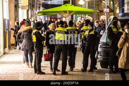 München, Bayern, Deutschland. 3rd Januar 2022. Beim Versuch, die Polizei zu umgehen, begannen bekannte Coronarebels, darunter eine Gruppe von „Resurfacing Junge Alternative/Identitaere Bewegung/Burschenschaften“ unter der Leitung von David S., ihre Spaziergänge in der Fußgängerzone von München. Trotz Tricks wie dem Vorgeben, als ob sie beim Einkaufen wären, komplett mit Taschen von lokalen Unternehmen, kennt die Polizei die Taktik und die Stammgäste und zerbricht Gruppen, die nicht den Corona-Vorschriften entsprechen. (Bild: © Sachelle Babbar/ZUMA Press Wire) Stockfoto