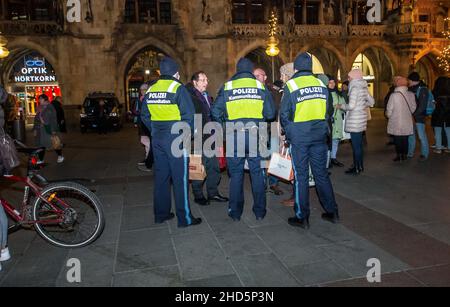 München, Bayern, Deutschland. 3rd Januar 2022. Beim Versuch, die Polizei zu umgehen, begannen bekannte Coronarebels, darunter eine Gruppe von „Resurfacing Junge Alternative/Identitaere Bewegung/Burschenschaften“ unter der Leitung von David S., ihre Spaziergänge in der Fußgängerzone von München. Trotz Tricks wie dem Vorgeben, als ob sie beim Einkaufen wären, komplett mit Taschen von lokalen Unternehmen, kennt die Polizei die Taktik und die Stammgäste und zerbricht Gruppen, die nicht den Corona-Vorschriften entsprechen. (Bild: © Sachelle Babbar/ZUMA Press Wire) Stockfoto