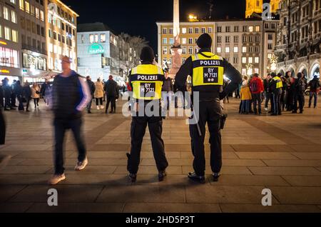 München, Bayern, Deutschland. 3rd Januar 2022. Beim Versuch, die Polizei zu umgehen, begannen bekannte Coronarebels, darunter eine Gruppe von „Resurfacing Junge Alternative/Identitaere Bewegung/Burschenschaften“ unter der Leitung von David S., ihre Spaziergänge in der Fußgängerzone von München. Trotz Tricks wie dem Vorgeben, als ob sie beim Einkaufen wären, komplett mit Taschen von lokalen Unternehmen, kennt die Polizei die Taktik und die Stammgäste und zerbricht Gruppen, die nicht den Corona-Vorschriften entsprechen. (Bild: © Sachelle Babbar/ZUMA Press Wire) Stockfoto