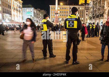 München, Bayern, Deutschland. 3rd Januar 2022. Beim Versuch, die Polizei zu umgehen, begannen bekannte Coronarebels, darunter eine Gruppe von „Resurfacing Junge Alternative/Identitaere Bewegung/Burschenschaften“ unter der Leitung von David S., ihre Spaziergänge in der Fußgängerzone von München. Trotz Tricks wie dem Vorgeben, als ob sie beim Einkaufen wären, komplett mit Taschen von lokalen Unternehmen, kennt die Polizei die Taktik und die Stammgäste und zerbricht Gruppen, die nicht den Corona-Vorschriften entsprechen. (Bild: © Sachelle Babbar/ZUMA Press Wire) Stockfoto